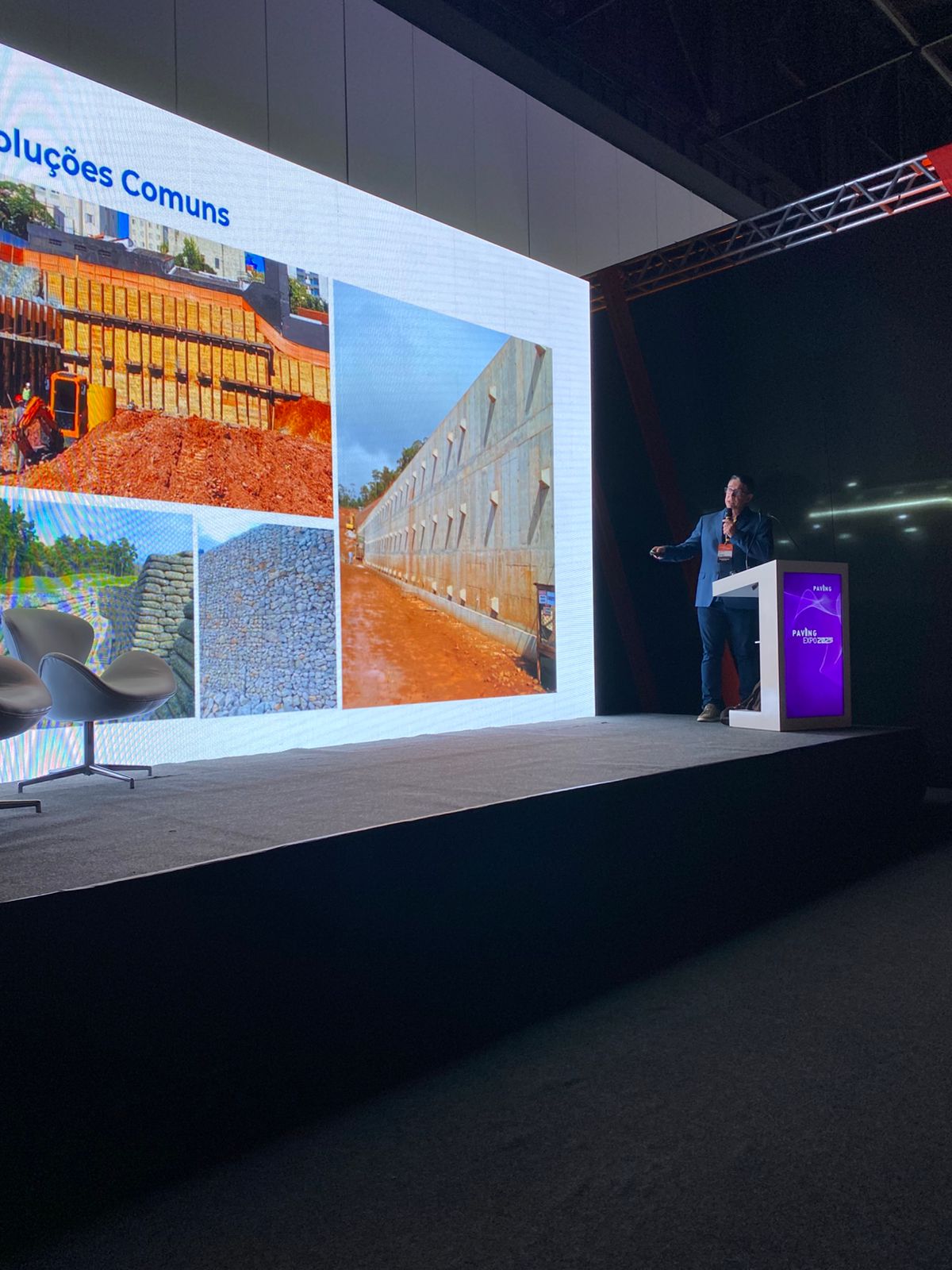 Palestrante apresentando soluções de contenção em obras geotécnicas