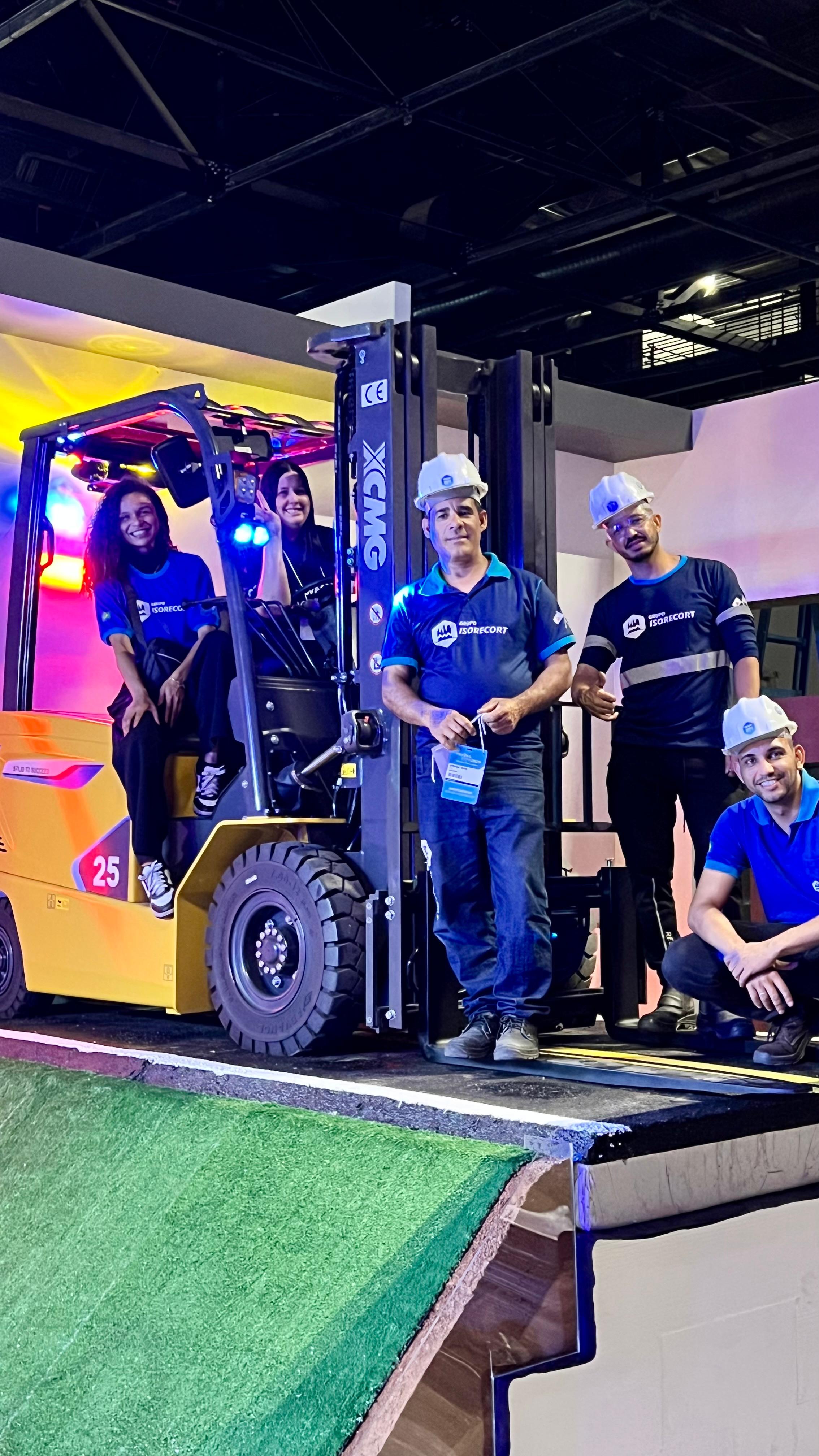 Equipe Grupo Isorecort durante evento