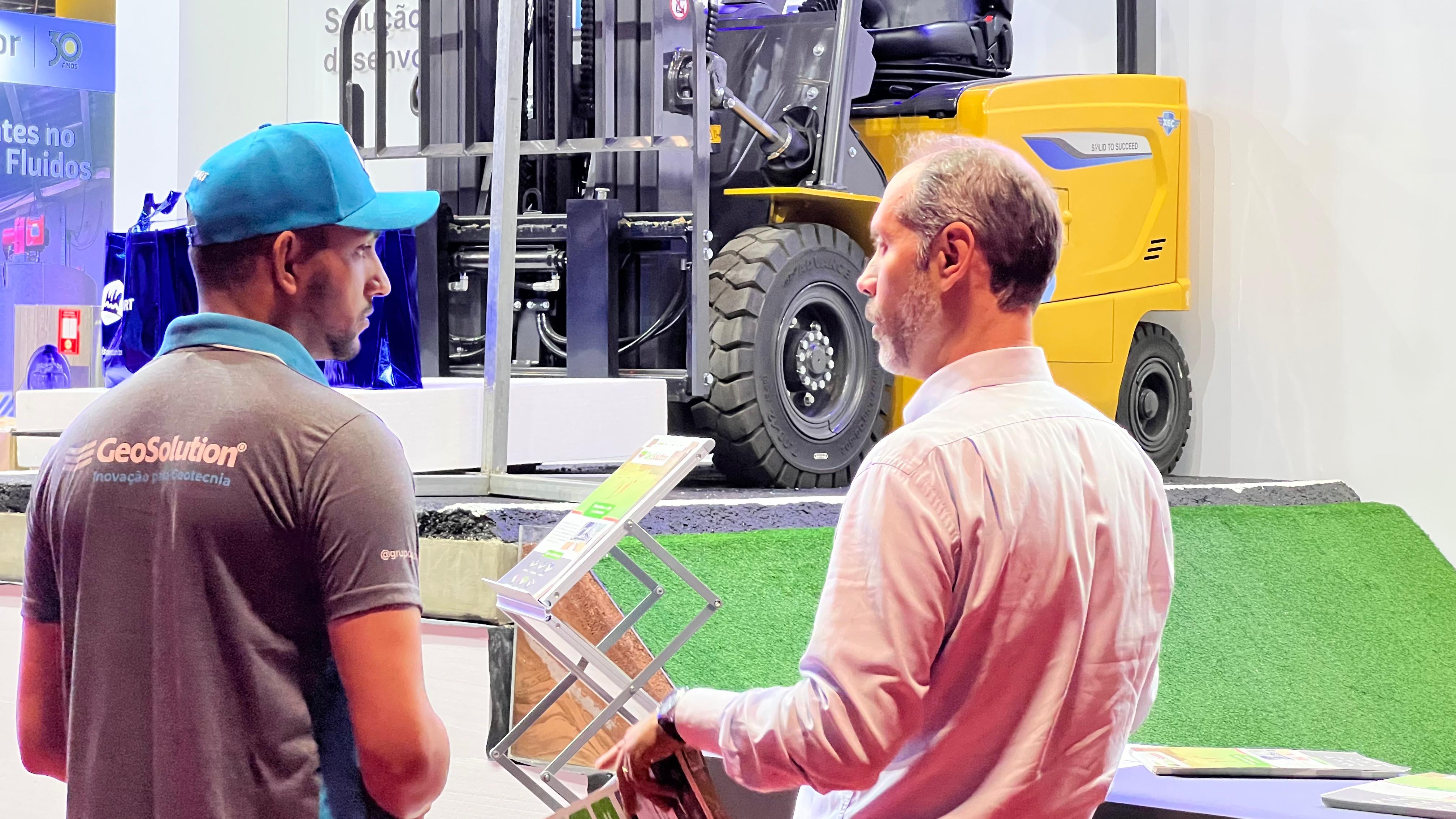 Profissionais em networking durante o evento